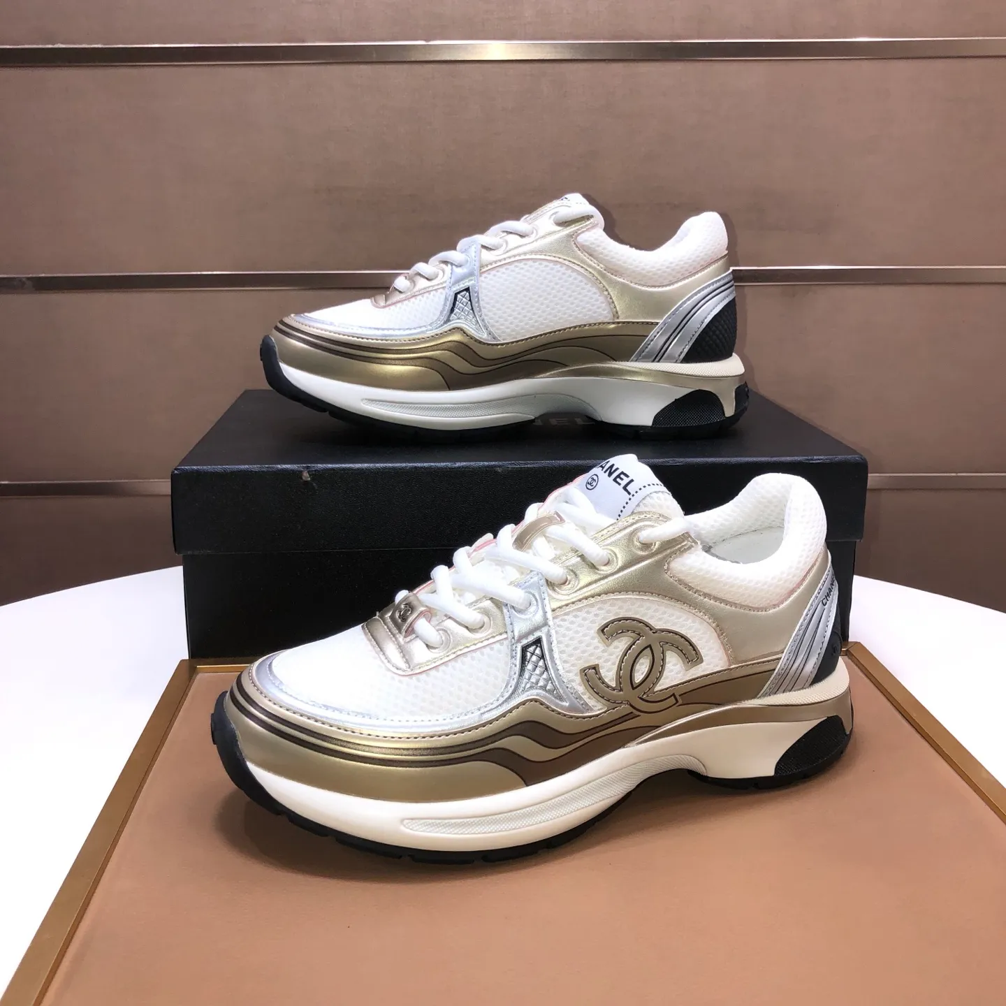 Men's shoes💰600💰【CHANEL】(Chanel couple's model)👩‍❤️‍💋‍👨The latest all-season shoes🔥🔥The ultimate derivative model. Not only are you more fashionable on your feet, but wearing flat shoes can also lengthen your overall body shape ~ "Features" The simple upper is paired with conspicuous small fragrant cloth strips, which is fashionable and high-end. 💕💕Selected Chanel fabric for the upper, comfortable and soft fabric lining available in 5 colors 🐎Size: (women's 35-39, customized 40. Men's 38-44, customized 45)
